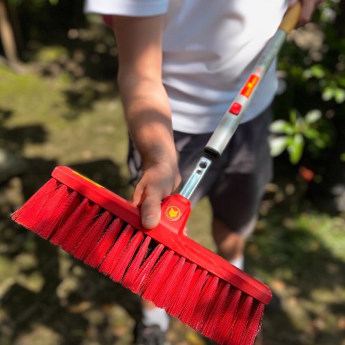 Balai Wolf Multi-Star UBTM35 tenu dans un jardin